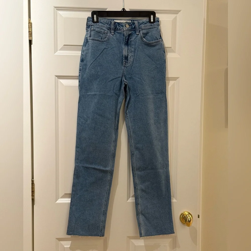 HOLLISTER women’s Ultra High-Rise Medium Wash 90s Straight Jeans